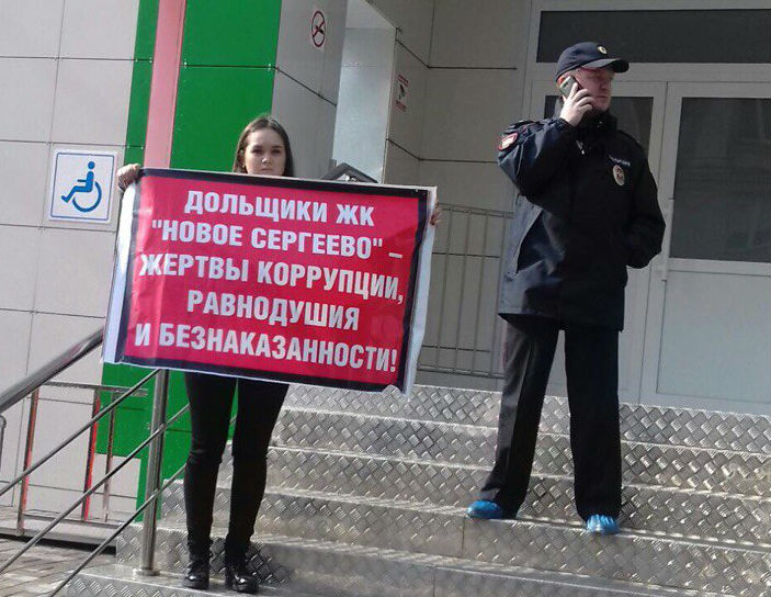 В Кирове девушка вышла на одиночный пикет перед Васильевым и Бабичем