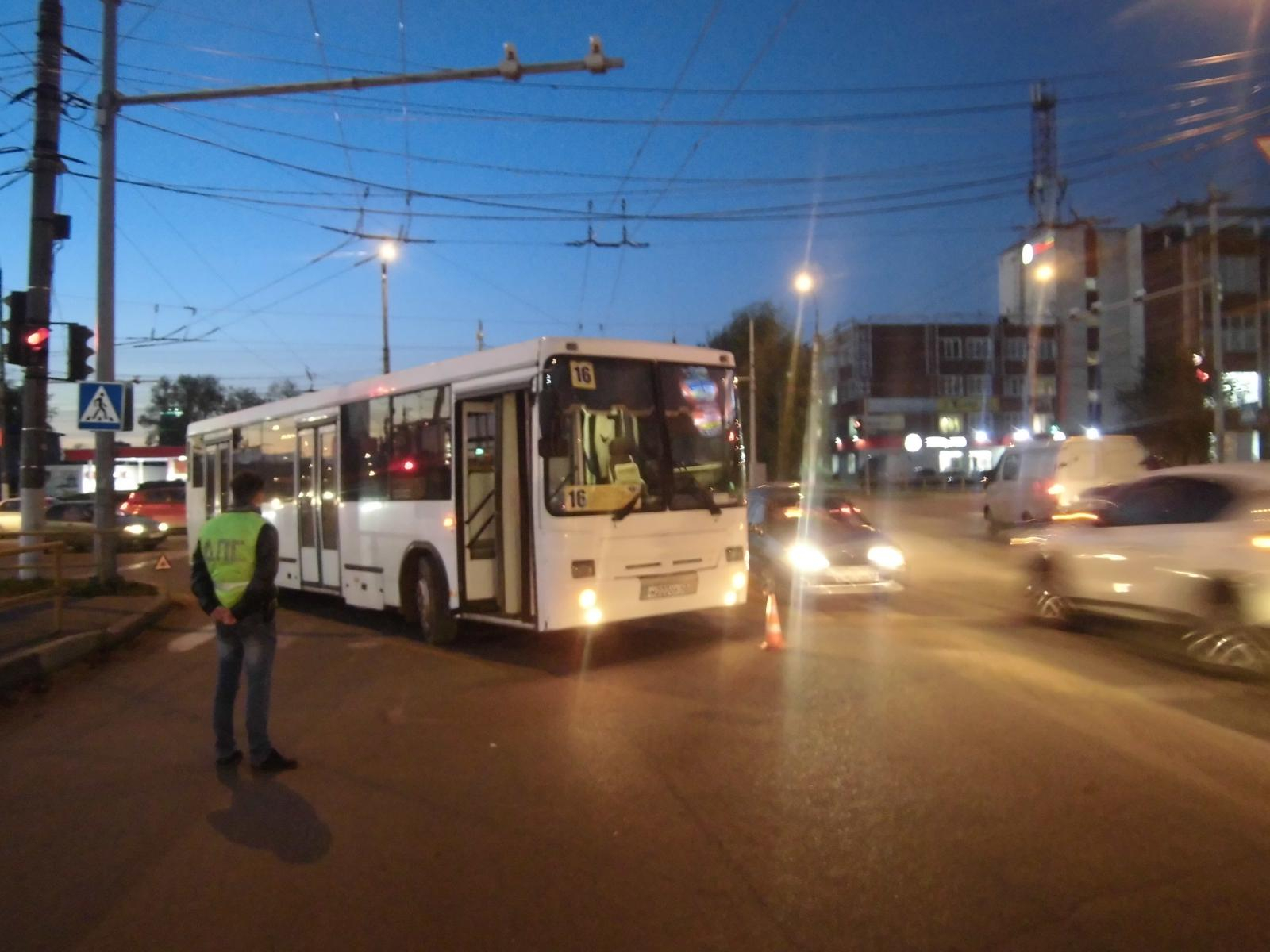 На улице Попова в час пик водитель автобуса сбил женщину
