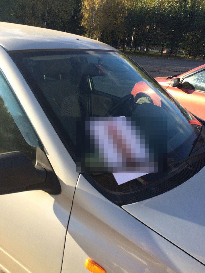 В Кирове на стекло автомобиля прикрепили изображение мужского органа