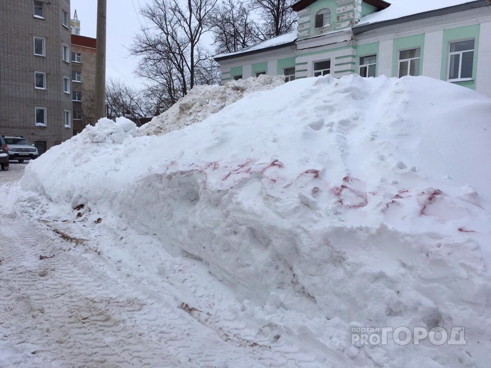 В Кирове убрали надпись "Навальный " с сугроба, но сам сугроб оставили