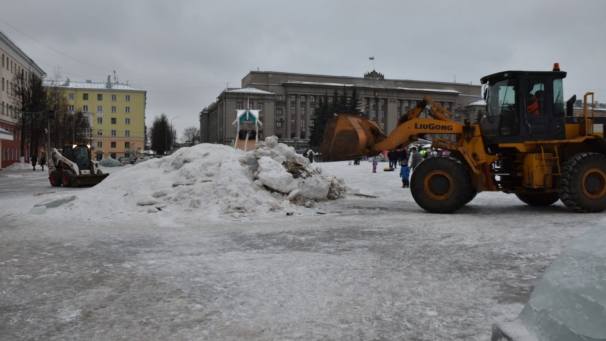 Администрация Кирова: стройматериалы, лежавшие у ледового городка, убраны