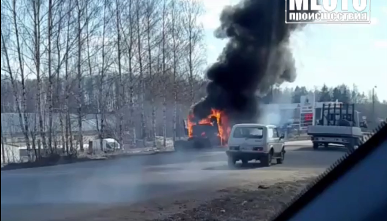 В Кирове горит грузовик: на месте работают спасатели