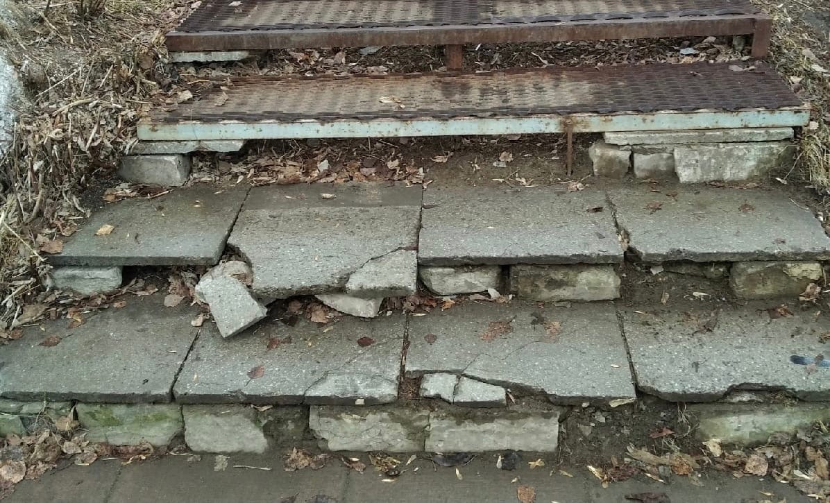 В Кирове начали ремонтировать опасные лестницы: жительница уже получила травму