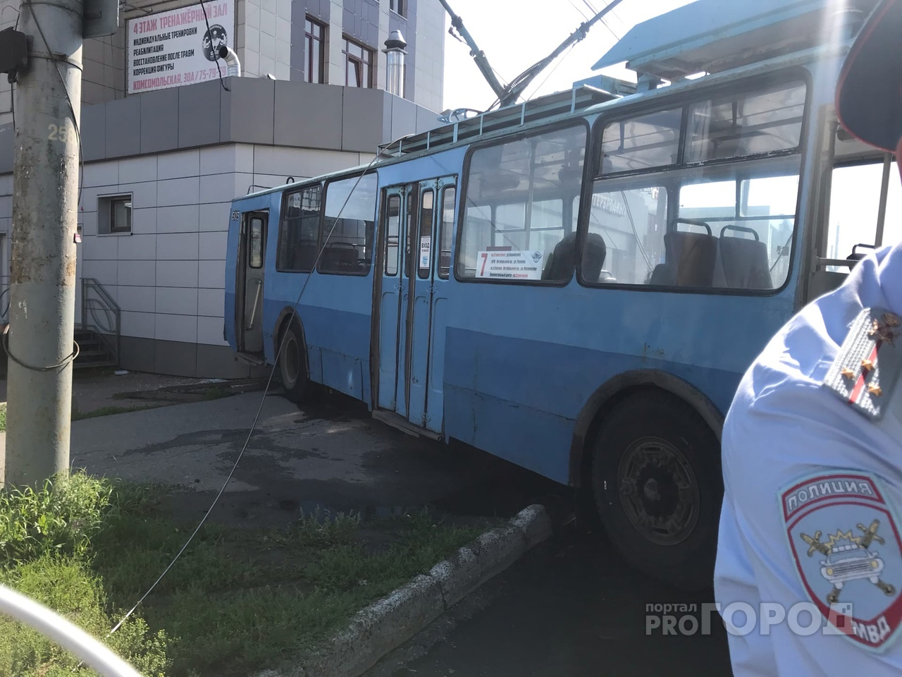 «Мы вызывали скорую водителю троллейбуса»: очевидцы о ДТП на Комсомольской