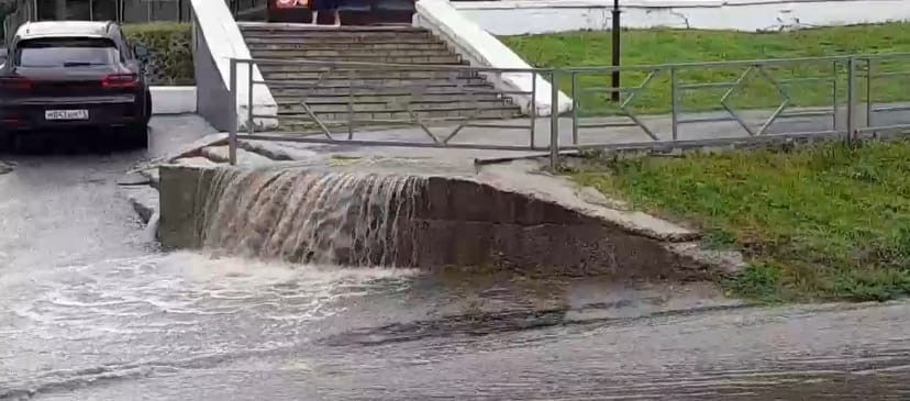 На подоконниках град, на улицах ‒ водопад: фото и видео последствий грозы в Кирове