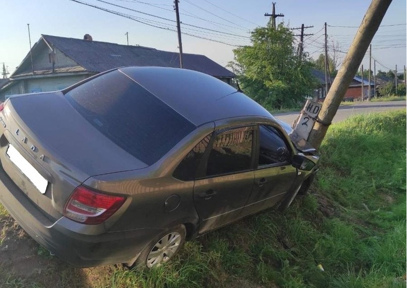 В Кировской области разыскивают водителя, который наехал на опору ЛЭП и скрылся