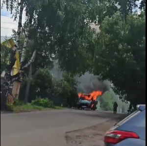 В Котельниче у детской поликлиники загорелся автомобиль