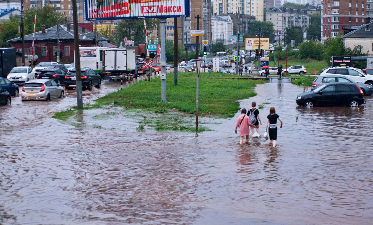 Затопленные улицы, озеро у рынка: на Киров обрушился новый потоп