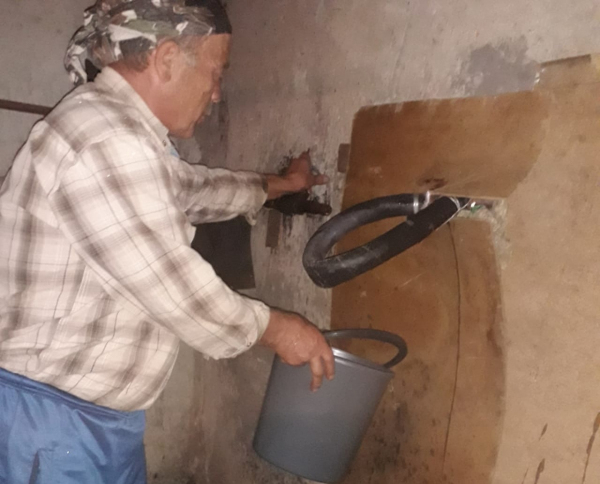 Жители Котельничского района 3 недели «добывают» воду в соседнем доме