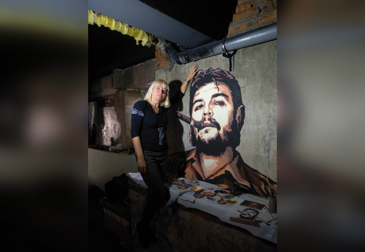 «Че Гевара в бильярде — легко»: кировчанка расписывает стены и потолки в домах