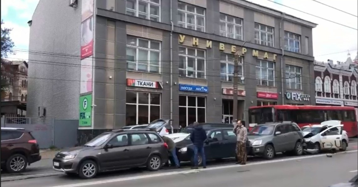 В Кирове на улице Ленина четыре машины столкнулись «паровозиком»: видео