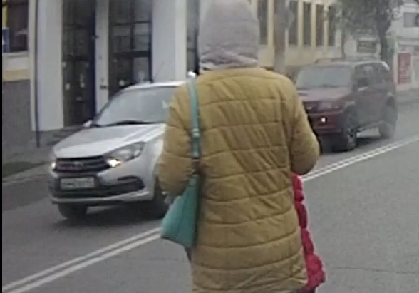 В Кирове на пешеходном переходе чуть не сбили ребенка с мамой: видео