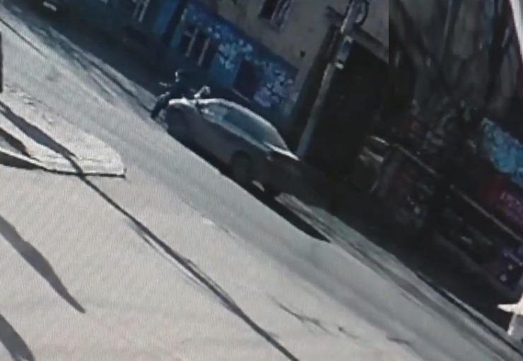 Появилось видео момента наезда машины Toyota на пешеходов на улице Чапаева в Кирове