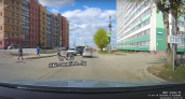 Девочка пролетела несколько метров: момент ДТП в Кирове на улице Жуковского попал на видео