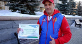 Тренеру кировской спортшколы вручили сертификат на выигранную квартиру