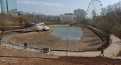 В парке имени Кирова выбросили именные плитки, устанавливаемые молодоженами
