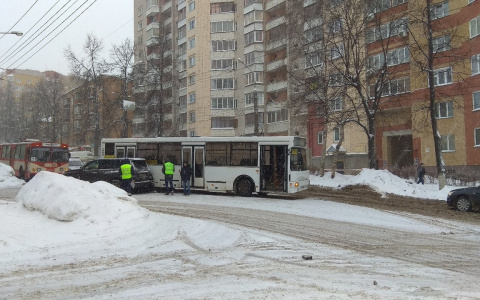 На улице Ленина развернуло автобус: проезд в сторону Зонального перекрыт