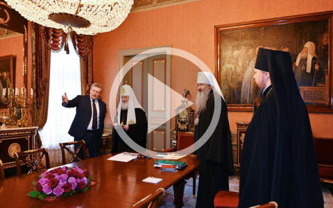 Патриарх Кирилл получил необычный подарок от губернатора Кировской области