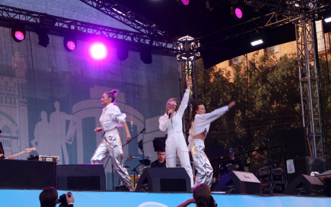 Фоторепортаж: МакSим, Burito и Юлианна Караулова поют в центре Октябрьского проспекта