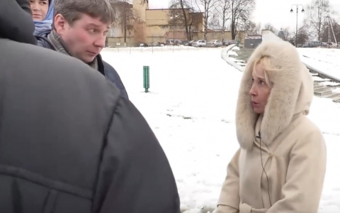 Елена Ковалева сняла видео о гололеде на улицах: "Рабочие закончили курсы разведчиков? Где они?"