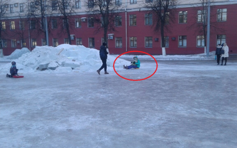 На Театральной площади дети скатываются с горки прямо в ледяные глыбы