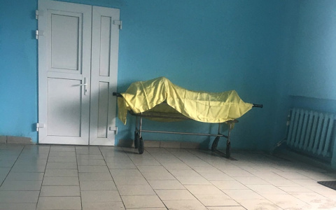 Оставили прямо у входа на полдня: тело усопшего в поликлинике в Вахрушах шокировало посетителей