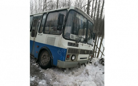«Пассажиров забирали попутки»: в Слободском районе рейсовый автобус вылетел в кювет