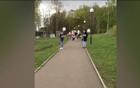 Кировчане запустили в небо белые шары в память об умершей от рака малышке