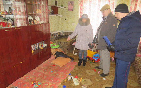Отправили под суд мать из Куменского района, которая оставила детей в доме без еды