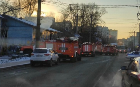 В Кирове загорелся заброшенный дом: на месте работали спасатели и реанимация