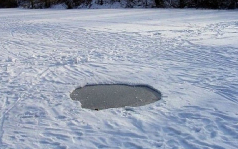"Увидели человека по грудь в воде": в Лянгасово под лед провалилась женщина