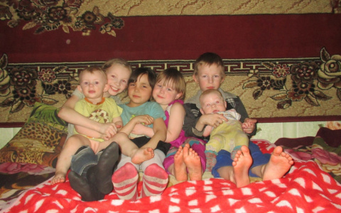 Матери с 7 детьми из Лальска после пожара дали квартиру без света, воды и туалета