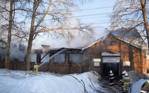 "Это была душа нашей молодежи": в Кировской области сгорело здание культурно-спортивного комплекса