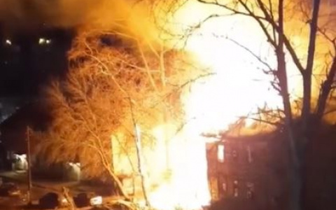 В Кирове пожарные спасли из горящего здания бездомного человека