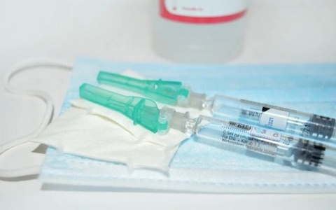 Влияет ли вакцина от коронавируса на деторождение, пояснили в Роспотребнадзоре