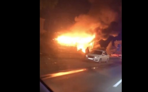 В Кирове очевидцы сняли на видео сильный ночной пожар