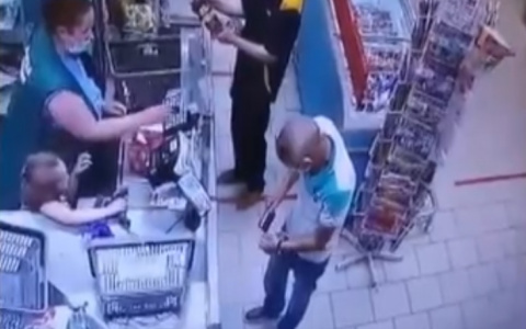 В Кирове полиция разыскивает мужчину, похитившего телефон в магазине