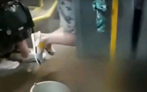 «Пассажиры в ужасе вскакивали на сиденья»: в Кирове затопило автобус во время дождя