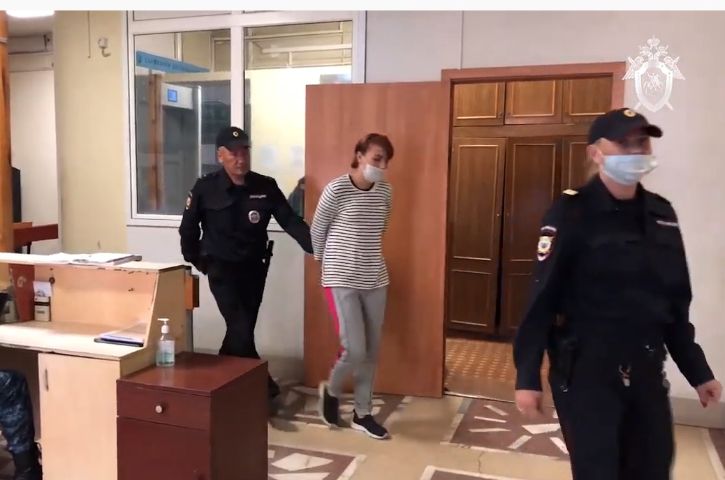 Молодая крошка сидит в комнате под домашним арестом