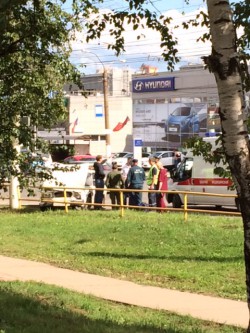 На улице Московской столкнулись «Мерседес» и «ВАЗ»: на месте аварии работают медики и полицейские