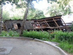 В Кирове аварийный сарай на улице Свободы угрожает безопасности детей