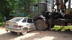 В Кировской области «КАМАЗ» подмял под себя легковушку