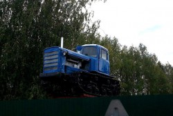 В Кировской области установили памятник трактору