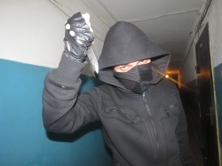 В Кировской области бывший работник колонии накинулся с ножом на соседку