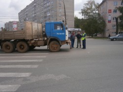 В Кирове КАМАЗ сбил женщину: пострадавшую госпитализировали