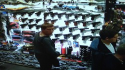 Кировские полицейские разыскивают мужчину, укравшего в магазине пистолет