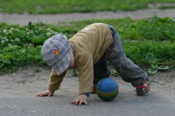 В Кировской области ребенок в детсаду упал животом на металлический прут