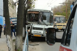 На Октябрьском проспекте «ПАЗ» 74 маршрута врезался в столб: пострадали дети