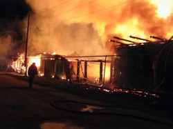 В Кировской области в ночном пожаре сгорели сразу три дома