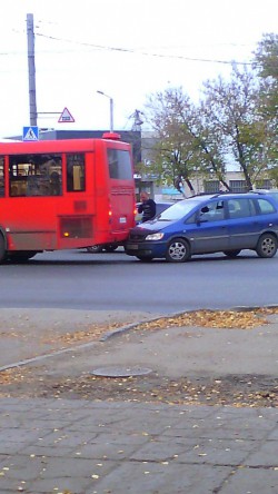 На Октябрьском проспекте «Опель» въехал в автобус